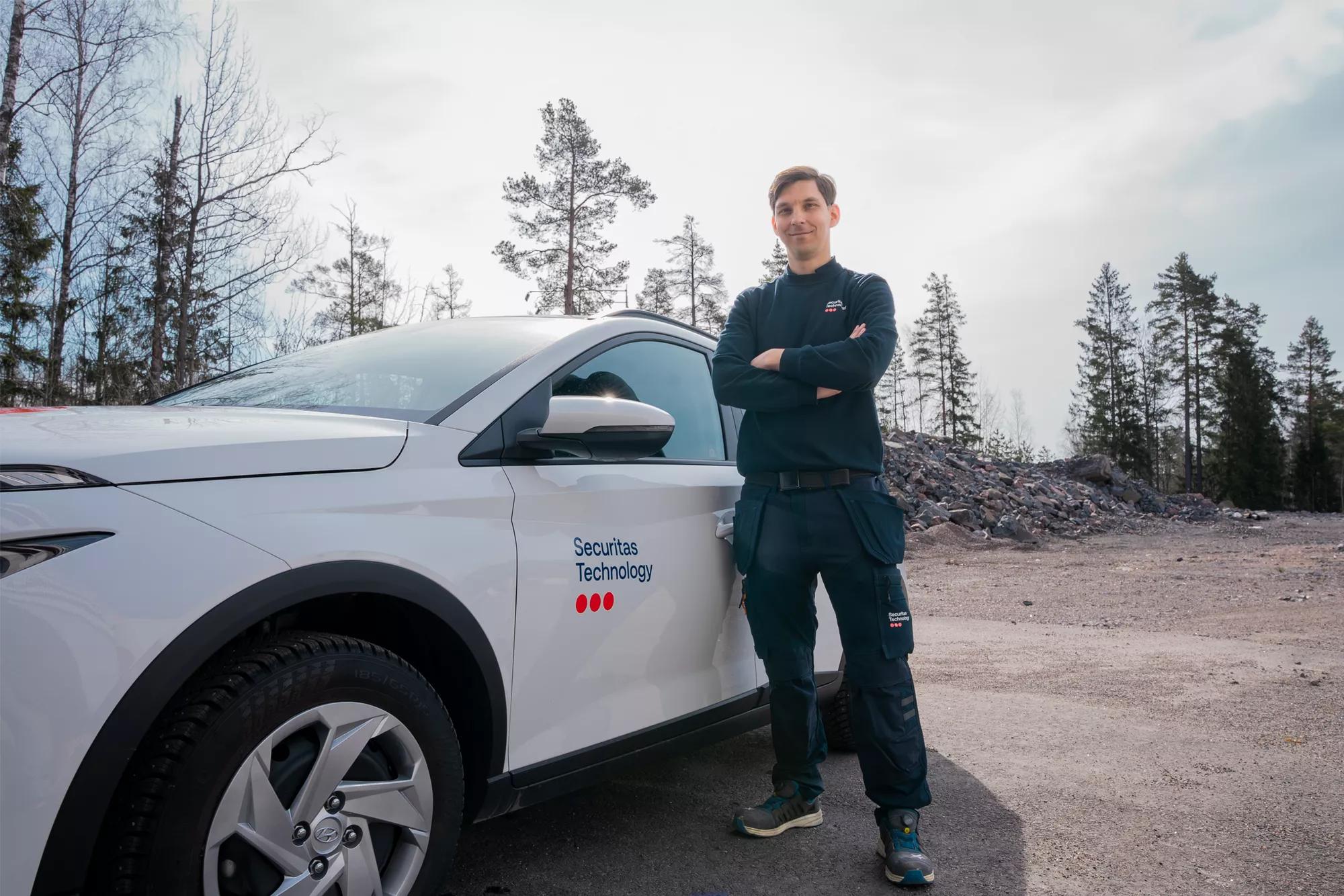 2024_SecTech_FI_Technician_with_car_4
