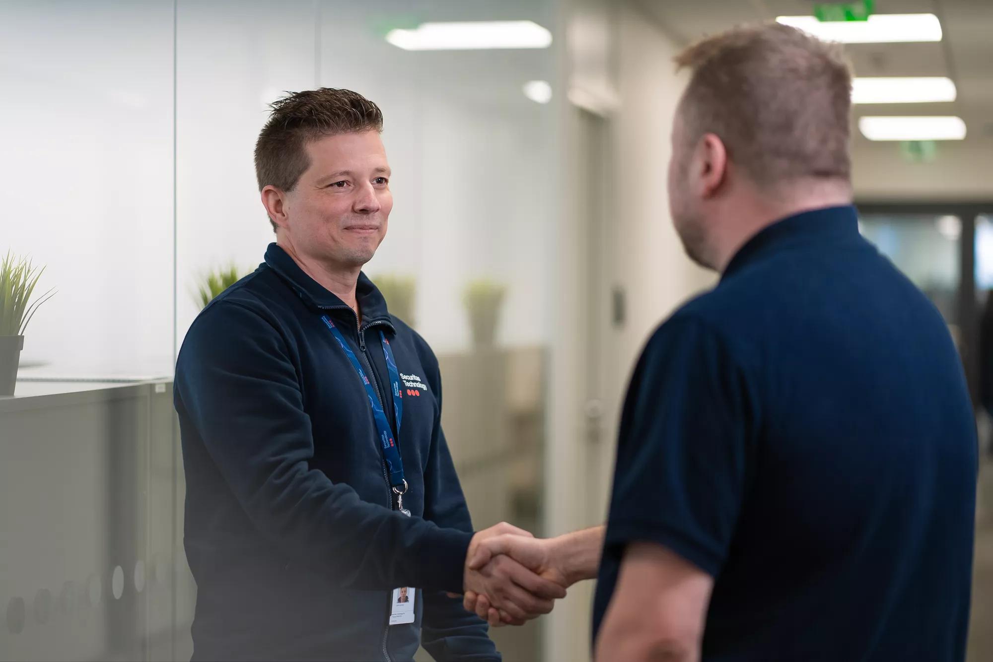 FI_Sales_shaking_hands_with_Customer