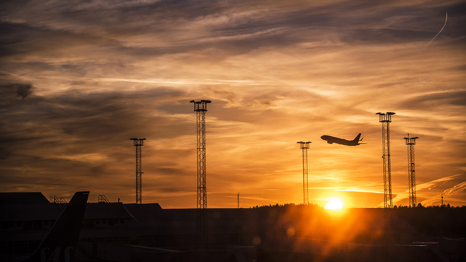 Sunset at Stockholm Arlanda Airport. Copyright Swedavia, photographer Victoria Ström