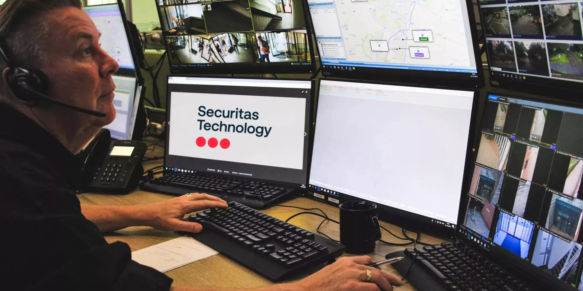 Operator in de alarmcentrale van Securitas Technology