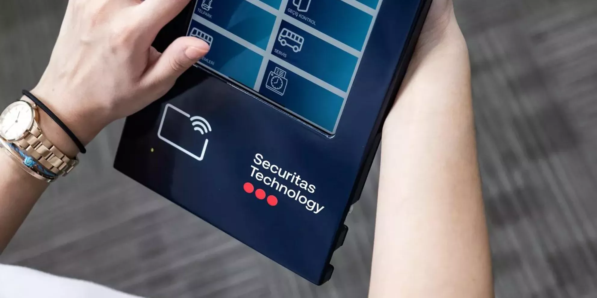 Woman holding a Securitas tablet
