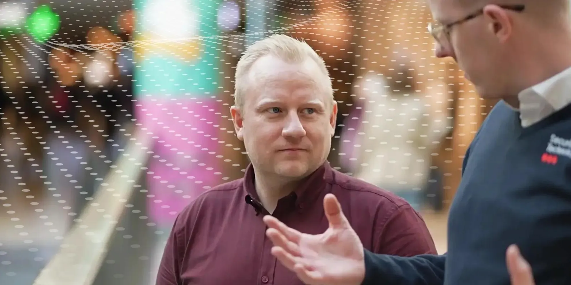 En man från Securitas Technology ger rådgivning till sin kund