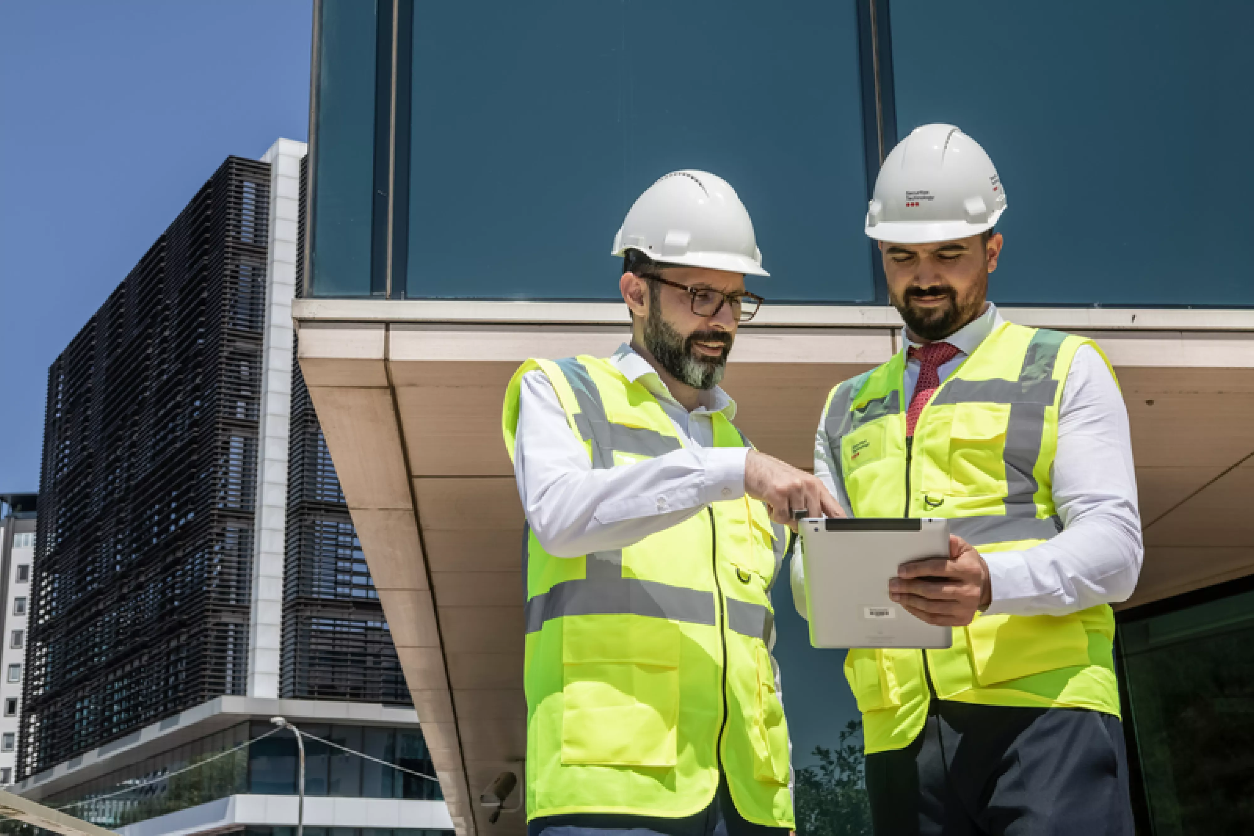 SecTech_2022_EmployeesTalking_Turkey_2