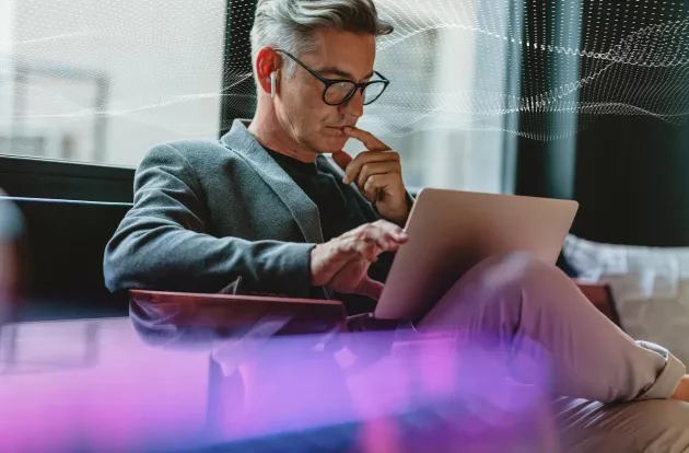 Professionnel des affaires gérant un programme de sécurité d'entreprise à l'aide d'un appareil portatif