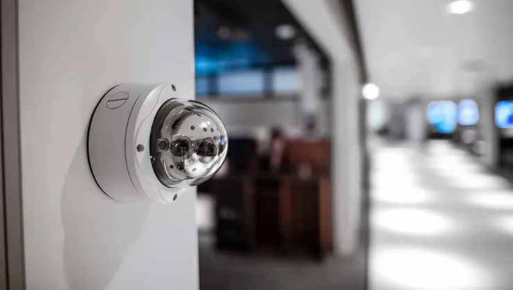 Väggmonterad säkerhetskamera för effektiv fjärrvideoövervakning av kommersiella och industriella fastigheter
