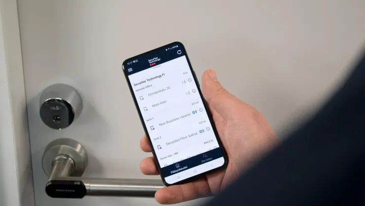 Accessing door with Securitas Flow application