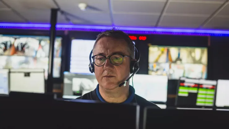 Fjärrbevakningstjänster med säkerhetsexpert på larmcentral som övervakar och hanterar videoövervakning