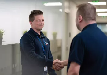 Securitas Technology sælger giver håndtryk til kunde, for at sige tak fordi de valgte os til at levere adgangskontrol