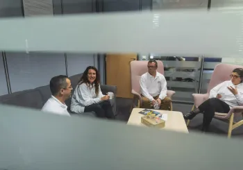 SecTech_2023_FR_Employees Talking-1246