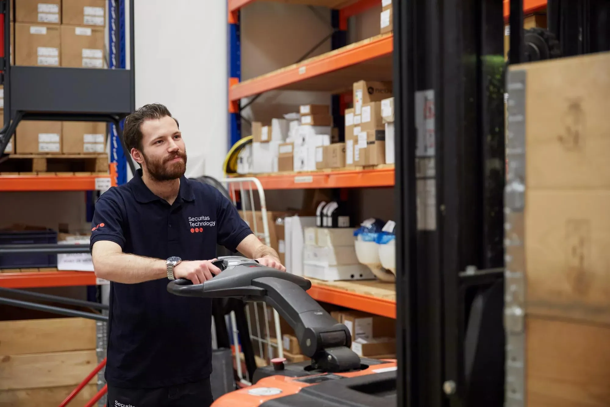 SecTech_2024_NL_Employee in warehouse-240220_110