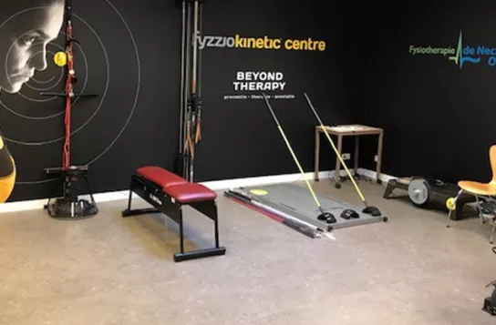 Ruimte fysiotherapie met materialen.