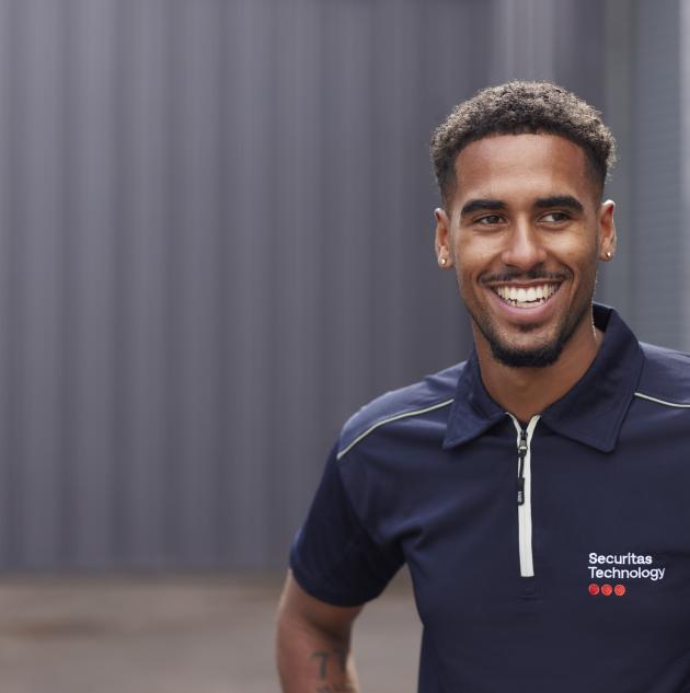 Mannelijke werknemer Securitas Technology.