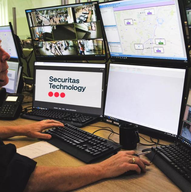 Operator in de alarmcentrale van Securitas Technology
