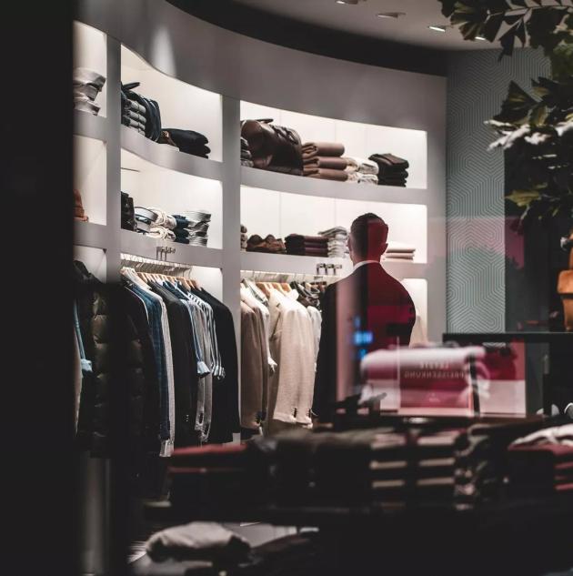 retail store with EAS system providing real-time inventory tracking and theft prevention through security tags