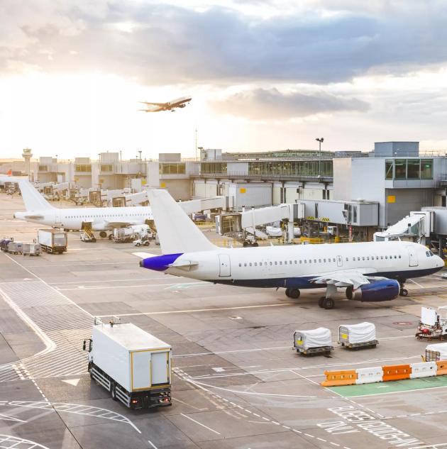 London flygplats med flera flygplan vid gaterna 