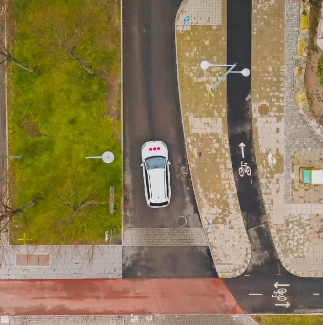 Drohnenaufnahme einer Straße mit Securitas Technology Fahrzeug - Beispiel für Echtzeitüberwachung und moderne Sicherheitstechnologien