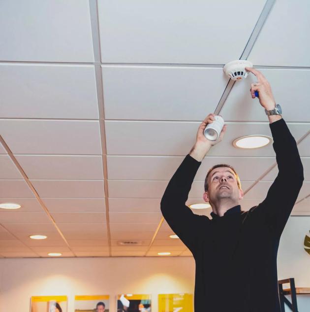 SecTech_2022_UK_Office smoke detector cleaning-01