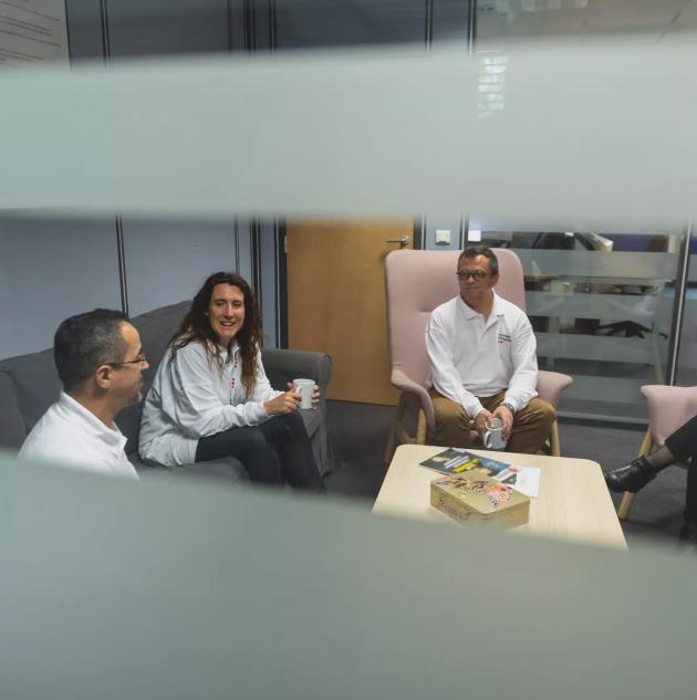 SecTech_2023_FR_Employees Talking-1246