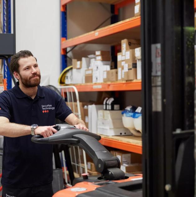 SecTech_2024_NL_Employee in warehouse-240220_110