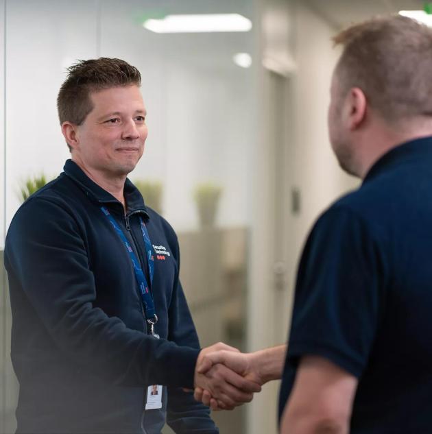 2024_SecTech_FI_Sales_shaking_hands_with_Customer