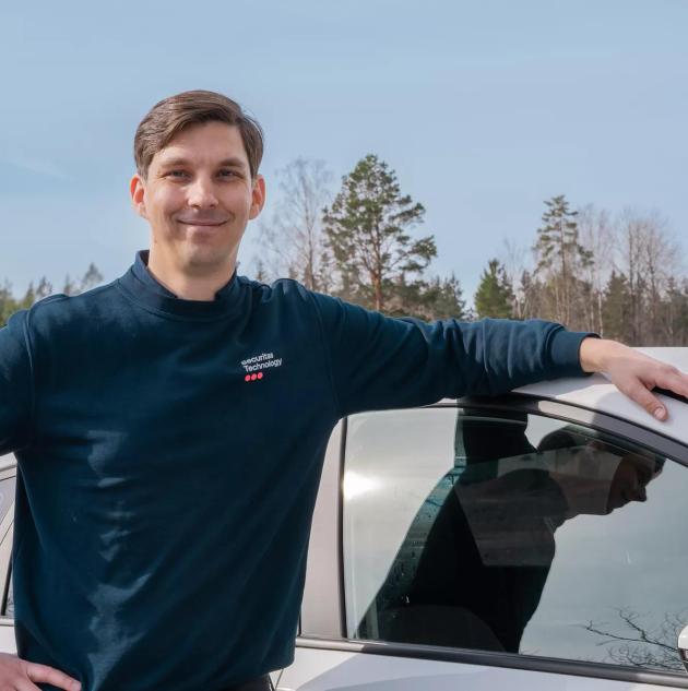 2024_SecTech_FI_Technician_with_car_1