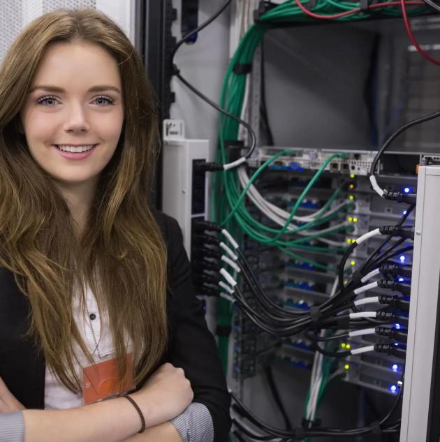 SecTech_2025_ausbildung-informationselektroniker-elektroniker-azubi-job-technik-1_Germany
