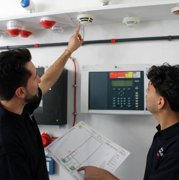 SecTech_2025_ausbildung-informationselektroniker-elektroniker-azubi-job-technik_Germany