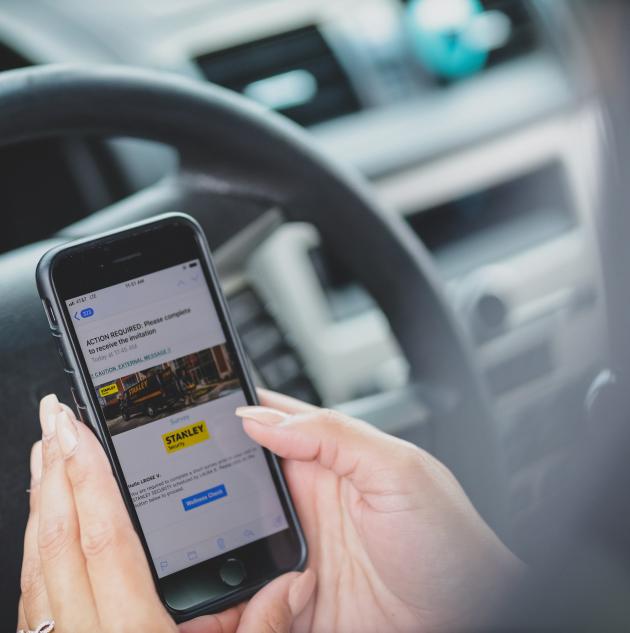 Basic plan image of cell phone and steering wheel