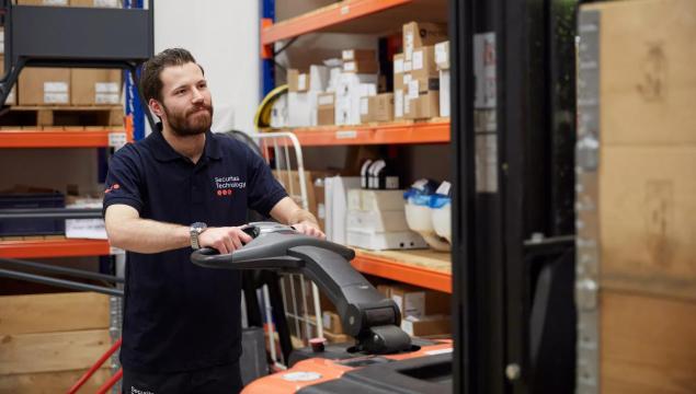 SecTech_2024_NL_Employee in warehouse-240220_110