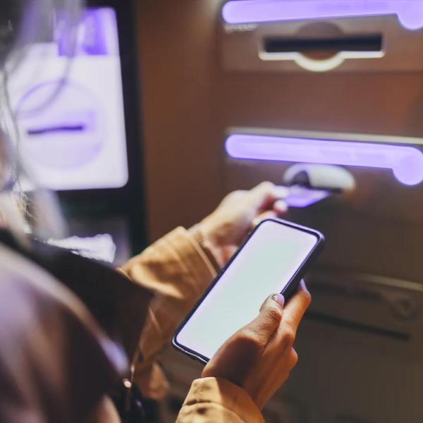 Lägga in ett kort i en bankomat på en bank