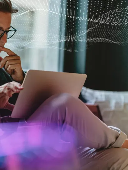 Professionnel des affaires gérant un programme de sécurité d'entreprise à l'aide d'un appareil portatif