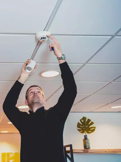 SecTech_2022_UK_Office smoke detector cleaning-01