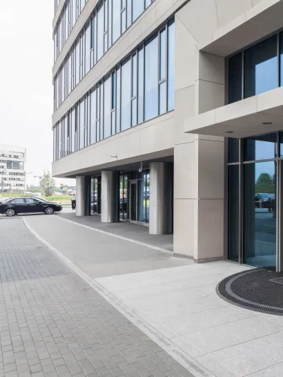 Glasentré till kontorsbyggnad med besökssystem och ankomstregistrering för smidig och säker gästhantering