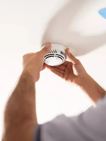 Sikringstekniker der installerer brandalarm