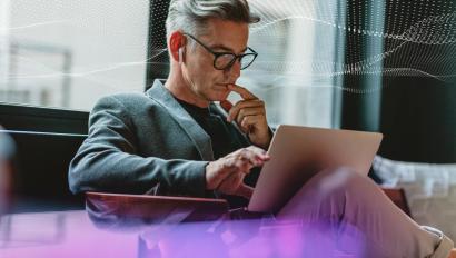 Professionnel des affaires gérant un programme de sécurité d'entreprise à l'aide d'un appareil portatif