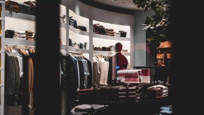 retail store with EAS system providing real-time inventory tracking and theft prevention through security tags