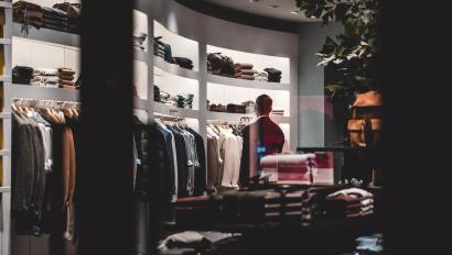 retail store with EAS system providing real-time inventory tracking and theft prevention through security tags