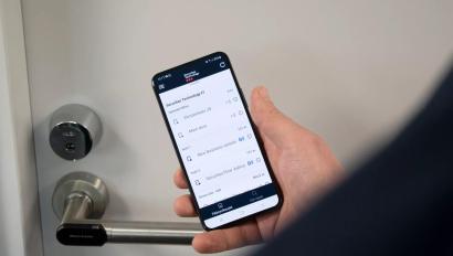 Accessing door with Securitas Flow application