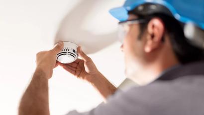 Sikringstekniker der installerer brandalarm