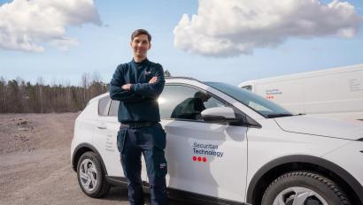 2024_SecTech_FI_Technician_with_car_3